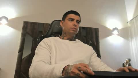 mateo_dilucajs1 online show from 11/19/25, 09:53