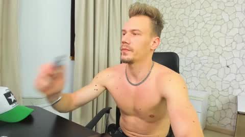 Snapshot of mateobenjamin chatting on 01/12/25, 08:25 MateoBenjamin online show from 01/12/25, 08:25