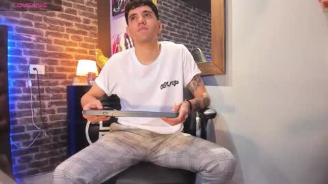 Snapshot of matteo12_ chatting on 10/06/25, 02:42 ---Matteo--- online show from 10/06/25, 02:42