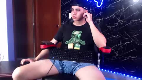 Snapshot of maty_hard chatting on 01/07/25, 12:52 Matias online show from 01/07/25, 12:52