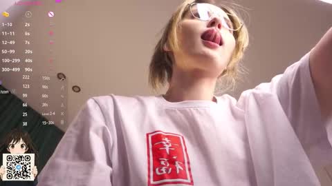 Snapshot of maudhaskell chatting on 12/15/25, 04:22 Lily online show from 12/15/25, 04:22