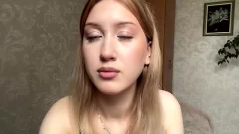 Snapshot of maudiesikes chatting on 07/17/26, 10:11 Mia online show from 07/17/26, 10:11