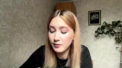 Snapshot of maudiesikes chatting on 07/18/26, 09:24 Mia online show from 07/18/26, 09:24