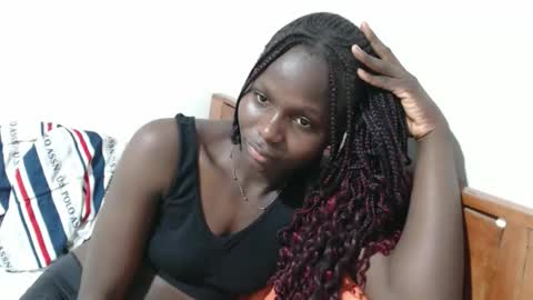 Snapshot of maui_001 chatting on 11/28/25, 12:24 moh online show from 11/28/25, 12:24