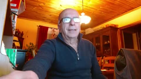 Snapshot of mauriceandre chatting on 12/19/24, 10:10 Maurice online show from 12/19/24, 10:10