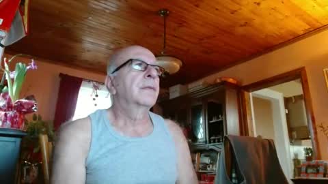Snapshot of mauriceandre chatting on 12/24/24, 01:06 Maurice online show from 12/24/24, 01:06