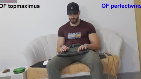 Snapshot of mauro_real_man chatting on 11/25/25, 07:03 mauro_real_man online show from 11/25/25, 07:03