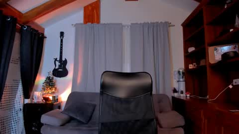 Snapshot of max_dic1 chatting on 01/06/25, 11:51 max D. online show from 01/06/25, 11:51