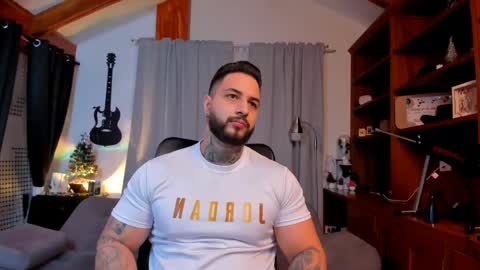 Snapshot of max_dic1 chatting on 01/13/25, 01:49 max D. online show from 01/13/25, 01:49