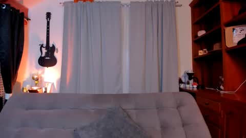 Snapshot of max_dic1 chatting on 01/30/25, 01:44 max D. online show from 01/30/25, 01:44