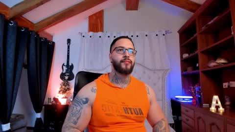 Snapshot of max_dic1 chatting on 11/30/25, 11:14 max D. online show from 11/30/25, 11:14