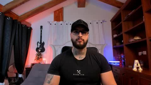 Snapshot of max_dic1 chatting on 12/04/25, 11:19 max D. online show from 12/04/25, 11:19