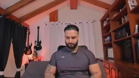 Snapshot of max_dic1 chatting on 12/20/25, 01:51 max D. online show from 12/20/25, 01:51