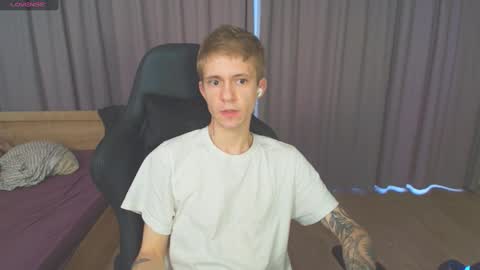 Snapshot of max_gen chatting on 02/08/25, 01:44 Max Gen with tats 24years And Ethan without tats 20 years online show from 02/08/25, 01:44