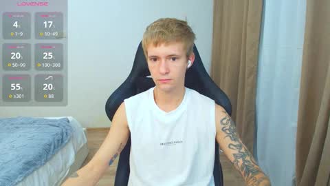 Snapshot of max_gen chatting on 10/05/25, 01:04 Max Gen with tats 24years And Ethan without tats 20 years online show from 10/05/25, 01:04