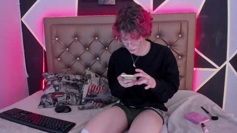 Snapshot of max_lover1 chatting on 12/19/24, 06:12 Max lover1 online show from 12/19/24, 06:12