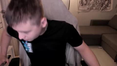 Max online show from 12/15/25, 01:21