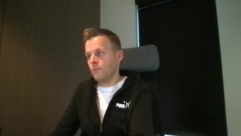 Snapshot of max_straight_1 chatting on 02/04/25, 08:13 Max take off clothes online show from 02/04/25, 08:13