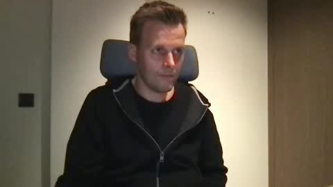 Snapshot of max_straight_1 chatting on 02/20/25, 06:35 Max take off clothes online show from 02/20/25, 06:35