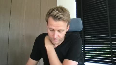 Snapshot of max_straight_1 chatting on 09/11/25, 07:41 Max take off clothes online show from 09/11/25, 07:41