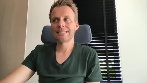 Snapshot of max_straight_1 chatting on 09/12/25, 11:43 Max take off clothes online show from 09/12/25, 11:43