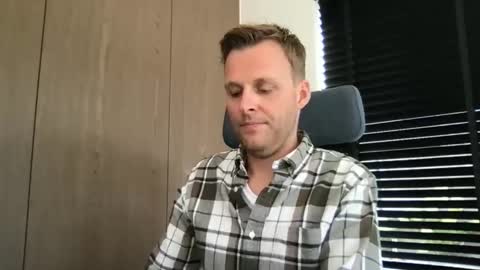 Snapshot of max_straight_1 chatting on 09/30/25, 09:25 Max take off clothes online show from 09/30/25, 09:25