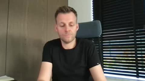 Snapshot of max_straight_1 chatting on 11/06/25, 08:48 Max take off clothes online show from 11/06/25, 08:48