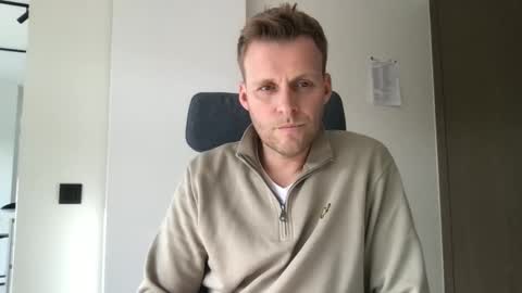 Snapshot of max_straight_1 chatting on 11/15/25, 12:02 Max take off clothes online show from 11/15/25, 12:02