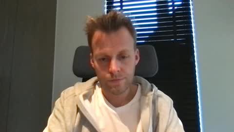 Snapshot of max_straight_1 chatting on 11/23/25, 12:27 Max take off clothes online show from 11/23/25, 12:27