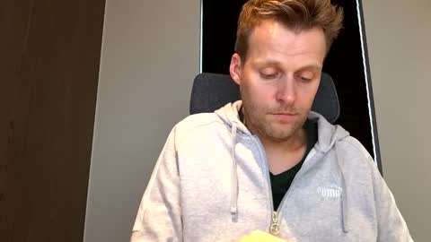 Snapshot of max_straight_1 chatting on 12/04/25, 01:09 Max take off clothes online show from 12/04/25, 01:09