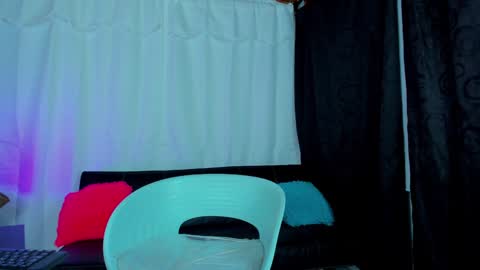 Snapshot of max_wild01 chatting on 01/19/25, 09:44 MAX online show from 01/19/25, 09:44