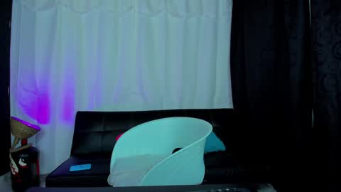 Snapshot of max_wild01 chatting on 01/21/25, 08:52 MAX online show from 01/21/25, 08:52