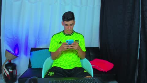 Snapshot of max_wild01 chatting on 01/27/25, 07:14 MAX online show from 01/27/25, 07:14