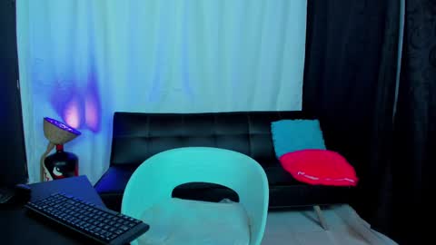 Snapshot of max_wild01 chatting on 02/25/25, 10:04 MAX online show from 02/25/25, 10:04