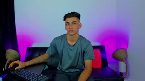 Snapshot of max_wild01 chatting on 10/07/25, 06:54 MAX online show from 10/07/25, 06:54