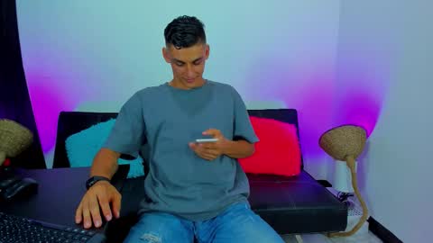 Snapshot of max_wild01 chatting on 10/22/25, 05:30 MAX online show from 10/22/25, 05:30