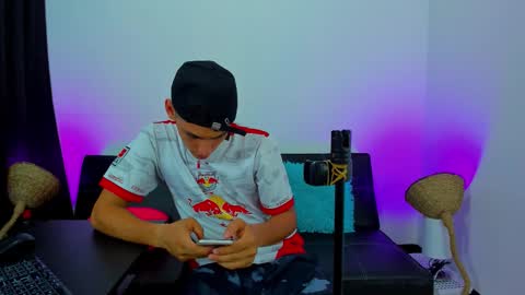 Snapshot of max_wild01 chatting on 10/27/25, 06:23 MAX online show from 10/27/25, 06:23