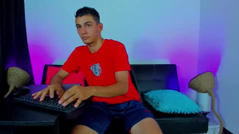 Snapshot of max_wild01 chatting on 11/06/25, 08:10 MAX online show from 11/06/25, 08:10