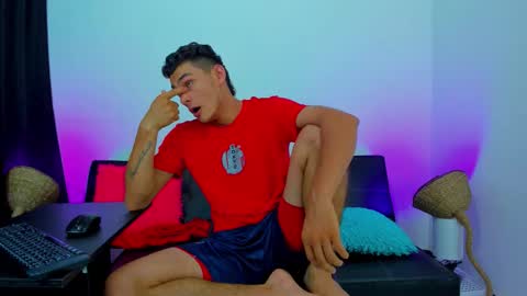 Snapshot of max_wild01 chatting on 11/07/25, 08:25 MAX online show from 11/07/25, 08:25