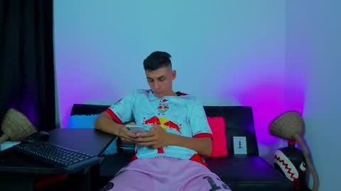 Snapshot of max_wild01 chatting on 12/15/25, 11:20 MAX online show from 12/15/25, 11:20