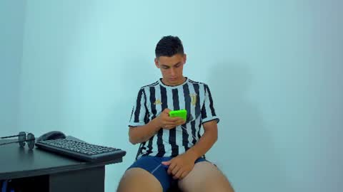 Snapshot of max_wild01 chatting on 06/28/26, 05:02 MAX online show from 06/28/26, 05:02