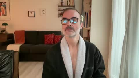 Snapshot of maxbow chatting on 01/18/25, 03:27 Max Mikado online show from 01/18/25, 03:27