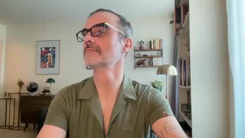 Snapshot of maxbow chatting on 02/03/25, 01:40 Max Mikado online show from 02/03/25, 01:40