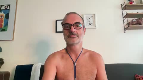 Snapshot of maxbow chatting on 10/21/25, 02:51 Max Mikado online show from 10/21/25, 02:51