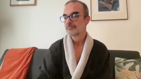 Snapshot of maxbow chatting on 11/11/25, 01:55 Max Mikado online show from 11/11/25, 01:55