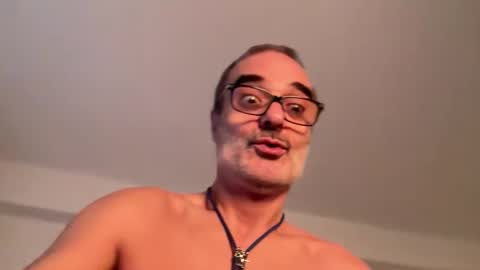 Snapshot of maxbow chatting on 11/14/25, 03:11 Max Mikado online show from 11/14/25, 03:11