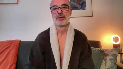 Snapshot of maxbow chatting on 11/22/25, 03:00 Max Mikado online show from 11/22/25, 03:00