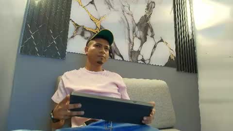 Snapshot of maxi_jones2 chatting on 06/19/26, 02:21 MAXI online show from 06/19/26, 02:21