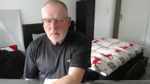 Snapshot of maxifaxi chatting on 12/05/25, 11:30 maxifaxi online show from 12/05/25, 11:30