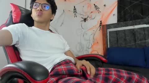 Snapshot of maximiliano_khalil chatting on 10/28/25, 08:00 Maximiliano online show from 10/28/25, 08:00